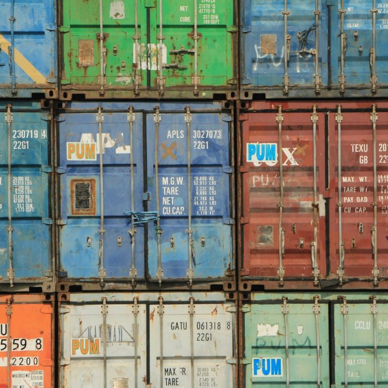 Bunte Containertürme in verschiedenen Farben mit Beschriftungen.