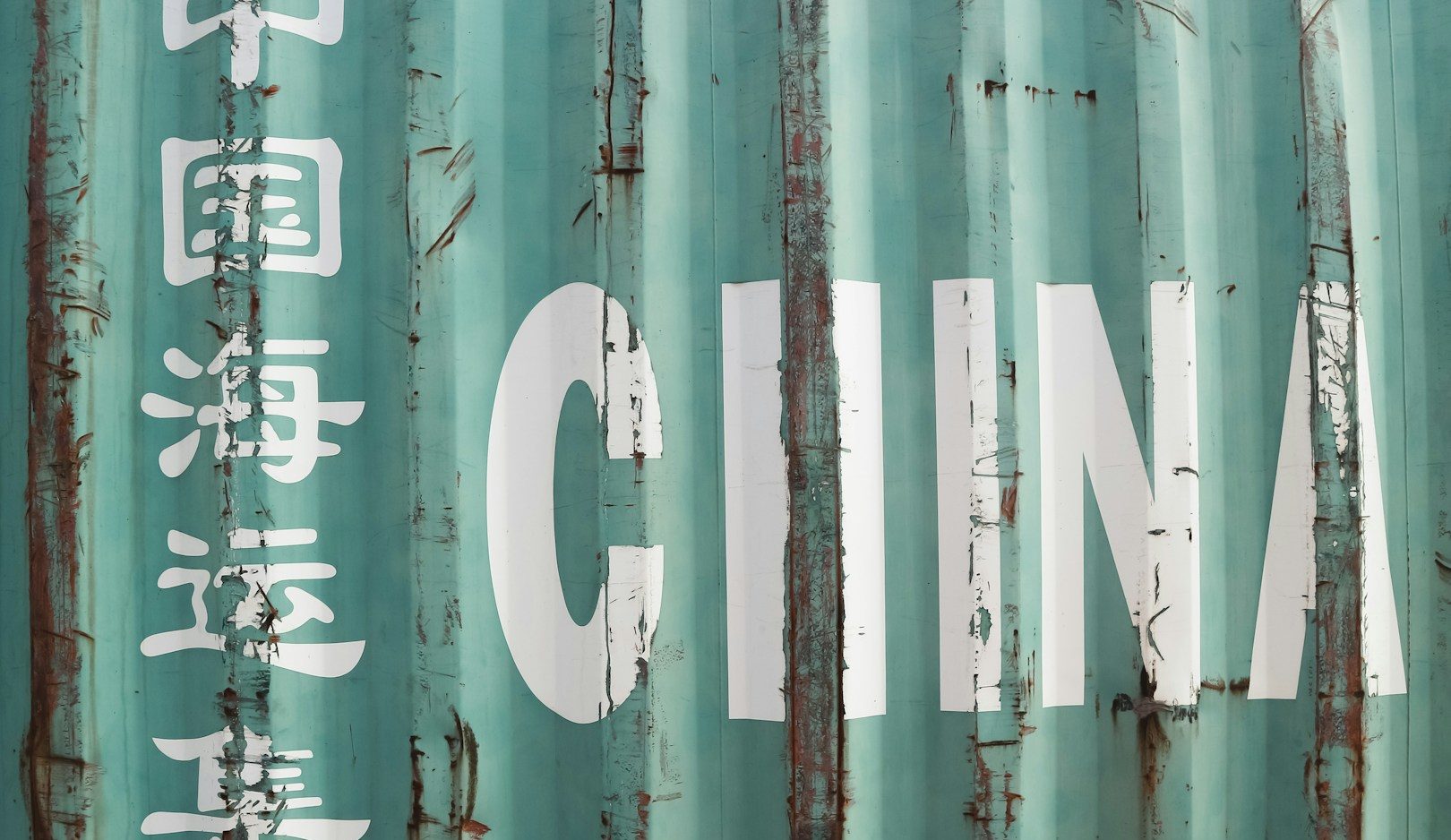 Grüner Container mit dem weißen Schriftzug „CHINA“ und chinesischen Zeichen.
